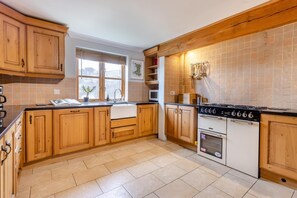 Mikroaaltouuni, uuni, astianpesukone, syöttötuoli