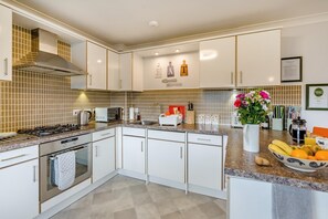 Oven, dishwasher, highchair, cookware/dishes/utensils - 2 Bed in Aviemore (oc-t30584) (Aviemore)