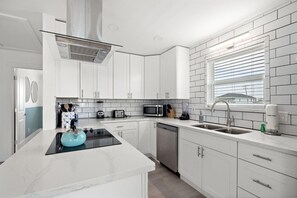 ثلاجة، ميكروويف، فرن، موقد طهي مسطح