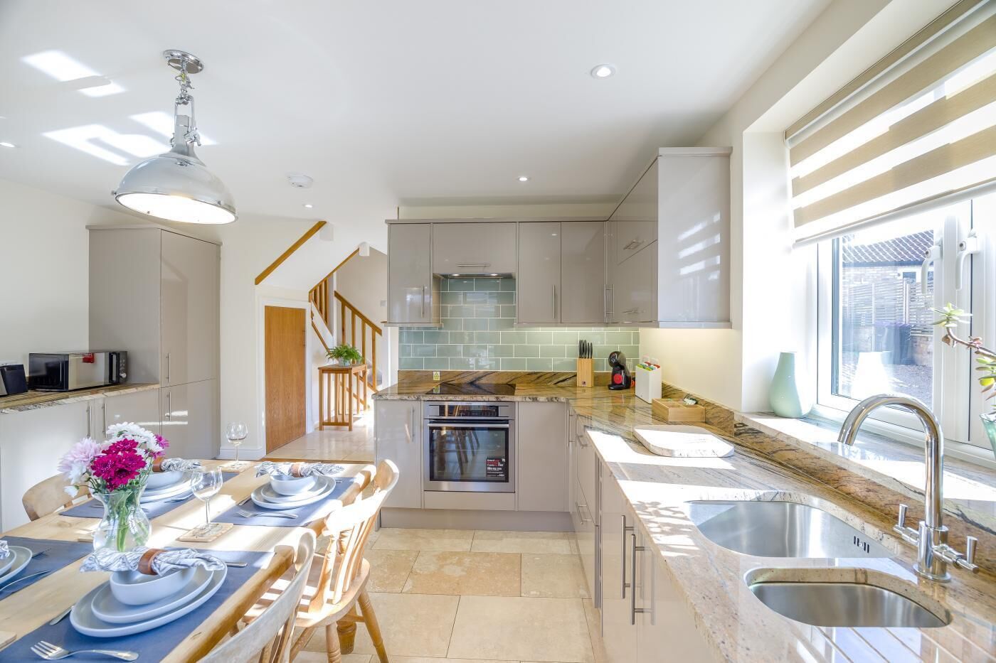 ميكروويف، فرن، غسالة أطباق، كرسي للأطفال