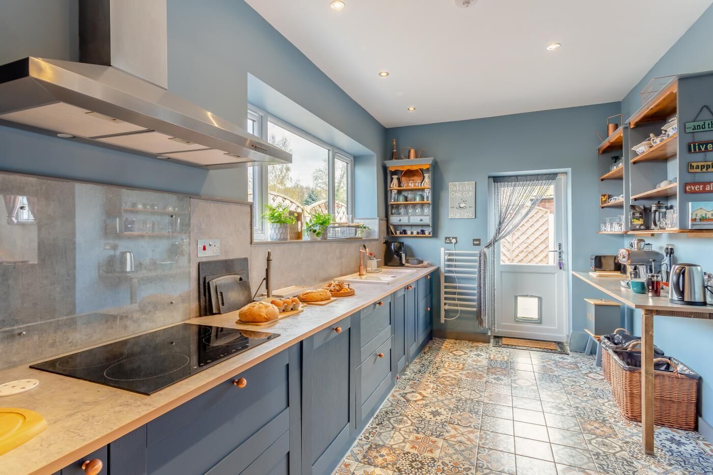 Microwave, oven, dishwasher, cookware/dishes/utensils