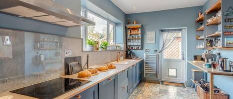 Microwave, oven, dishwasher, cookware/dishes/utensils