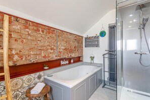Towels - 3 Bed in Crowle (oc-s30617) (Crowle)