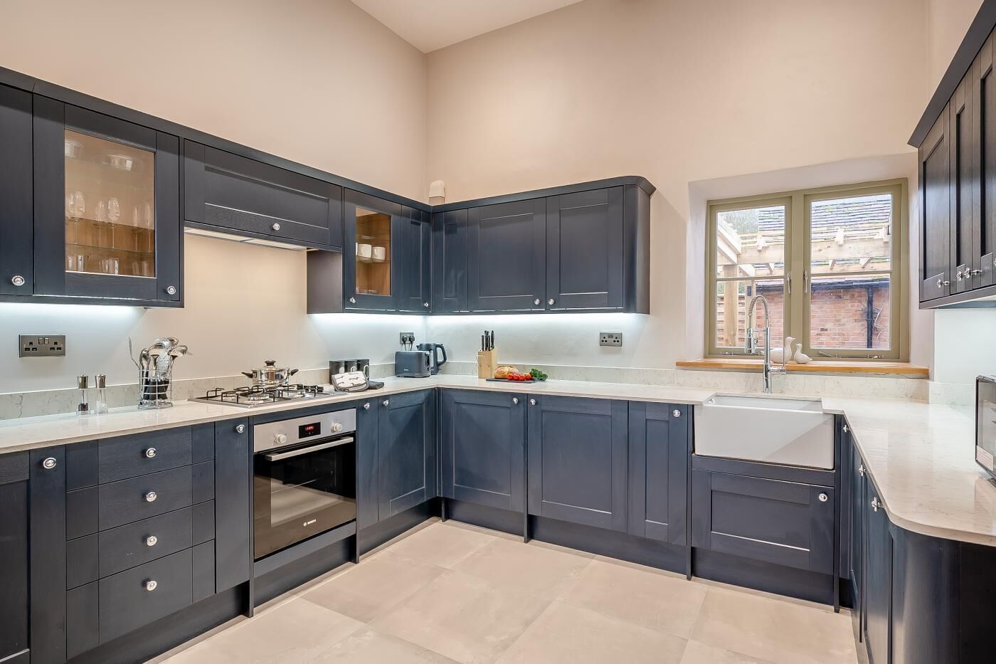 Micro-ondes, four, lave-vaisselle, chaise haute