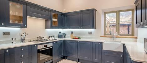 Micro-ondes, four, lave-vaisselle, chaise haute