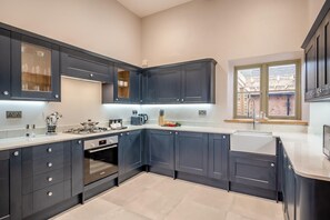 Micro-ondes, four, lave-vaisselle, chaise haute