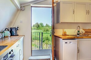 Ofen, Geschirrspüler, Hochstuhl, Kochgeschirr/Geschirr/Besteck