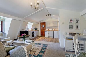 Een loft appartement met keuken, eethoek en zitruimte.