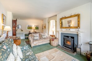 TV, fireplace - 7 Bed in Strathdon (oc-t30594) (Strathdon)