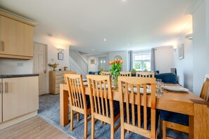 Dining - 4 Bed in Newquay (oc-c30589) (Black Cross)