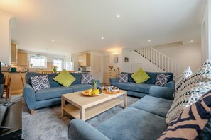 TV - 4 Bed in Newquay (oc-c30589) (Black Cross)