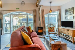 TV, fireplace - 2 Bed in Llandetty (oc-b30634) (Llandetty)