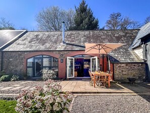 Outdoor dining - 2 Bed in Llandetty (oc-b30634) (Llandetty)