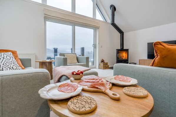 TV, fireplace