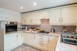 Microwave, oven, cookware/dishes/utensils - 3 Bed in Carperby (oc-e30625) (Carperby)