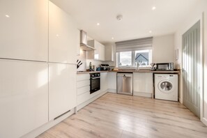 Microwave, oven, dishwasher, high chair - 3 Bed in Delabole (oc-t30590) (Delabole)