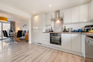 Microwave, oven, dishwasher, high chair - 3 Bed in Delabole (oc-t30590) (Delabole)