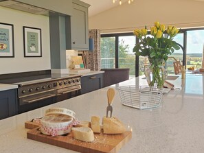 Microwave, oven, dishwasher, cookware/dishes/utensils