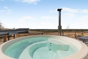 A hot tub with a panoramic view of a rural landscape. - 2 Bed in Stanton (oc-p30248) (Ticknall)