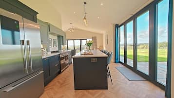 Microwave, oven, dishwasher, cookware/dishes/utensils