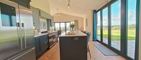 Mikrowelle, Ofen, Geschirrspüler, Kochgeschirr/Geschirr/Besteck