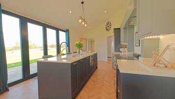 Microwave, oven, dishwasher, cookware/dishes/utensils