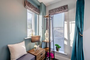 Tabla de planchar con plancha, wifi gratis, ropa de cama