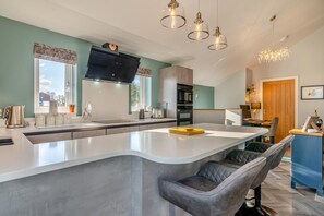 Mikrowelle, Ofen, Geschirrspüler, Hochstuhl