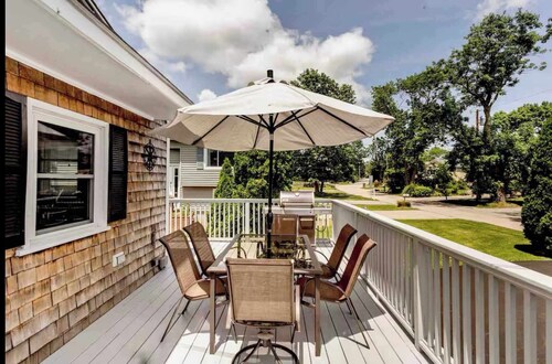 Spacious 5BR Cottage by 1st Beach & Newport Harbor