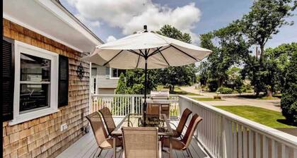 Spacious 5BR Cottage by 1st Beach & Newport Harbor