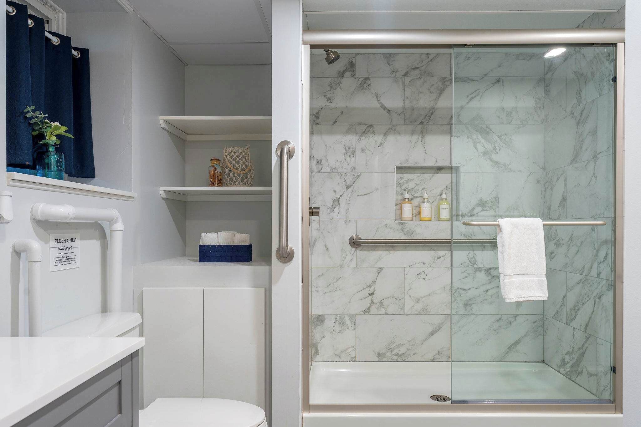 Dusche, Haartrockner, Handtücher, Shampoo