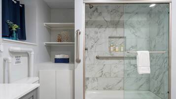 Dusche, Haartrockner, Handtücher, Shampoo