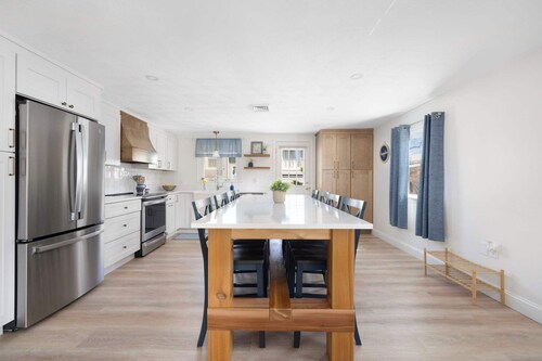 Spacious Private Cottage Close to Beaches & Newport
