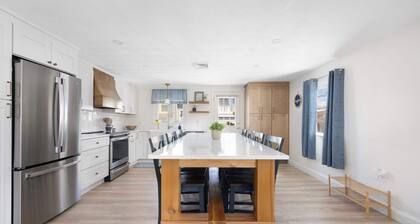 Spacious Private Cottage Close to Beaches & Newport