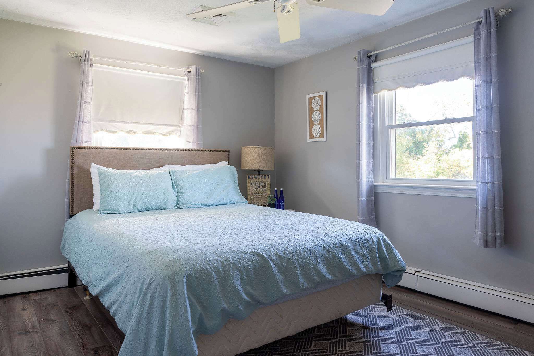 Escritorio, tabla de planchar con plancha, cuna de viaje y wifi