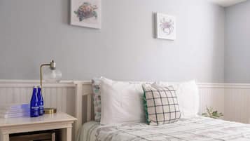 Escritorio, tabla de planchar con plancha, cuna de viaje y wifi