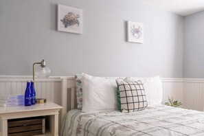 Escriptori, planxa i posts de planxar, un bressol de viatge i wifi