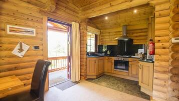 Micro-ondes, four, batterie de cuisine, vaisselle et ustensiles