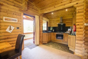 Mikroaaltouuni, uuni, keittoastiat/astiat/ruokailuvälineet