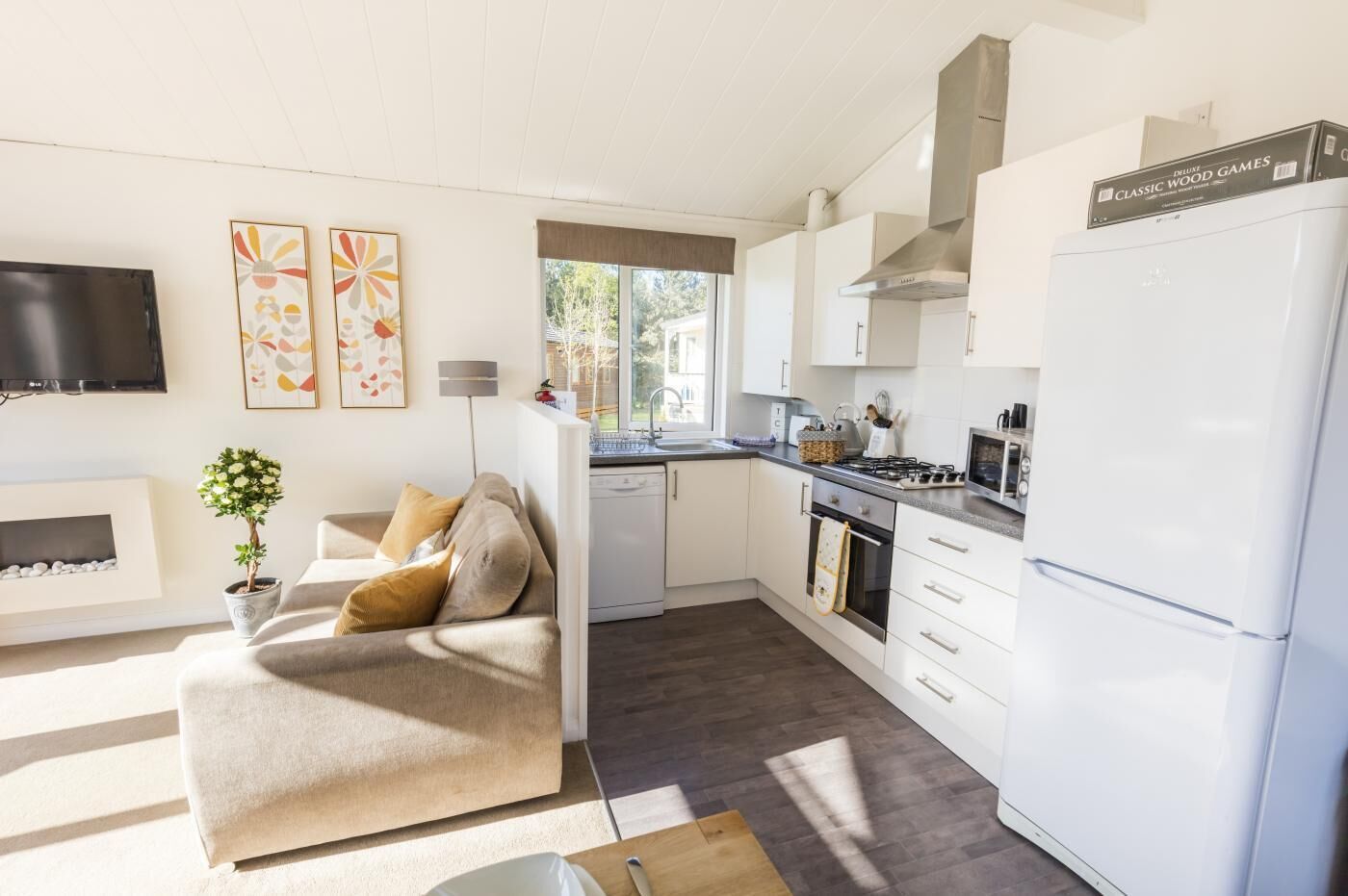 Micro-ondes, four, batterie de cuisine, vaisselle et ustensiles