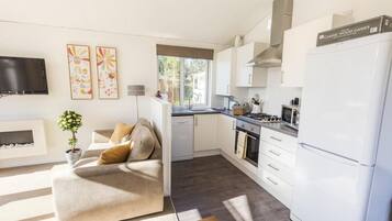 Micro-ondes, four, batterie de cuisine, vaisselle et ustensiles