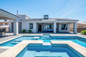 Outdoor pool - Gorgeous Pool and RV Garage Home! (Lake Havasu City)
