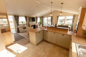 Microondas, horno, periquera y utensilios de cocina 