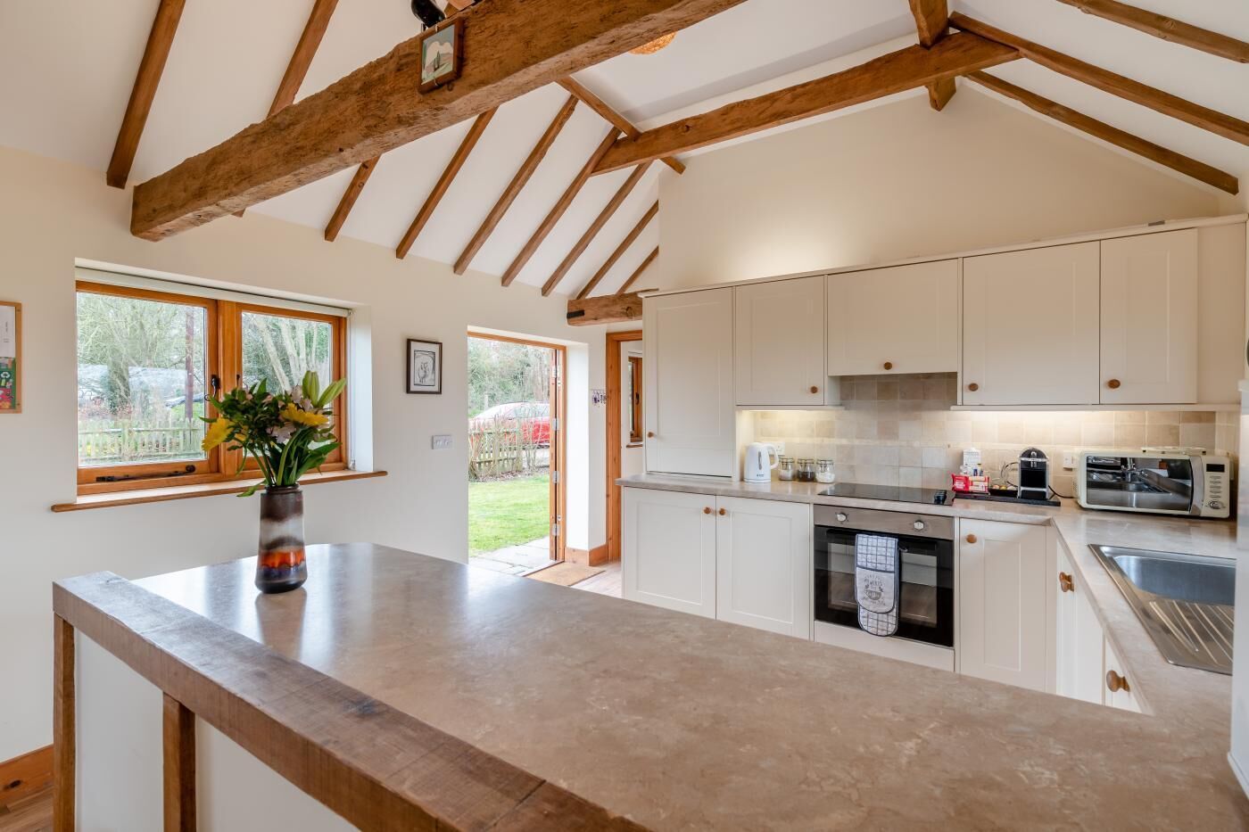 Micro-ondas, fogão, lava-louças, cadeirão de bebê