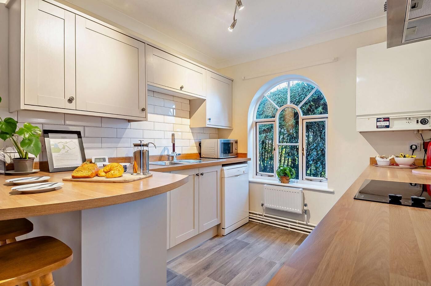 Uuni, astianpesukone, keittoastiat/astiat/ruokailuvälineet