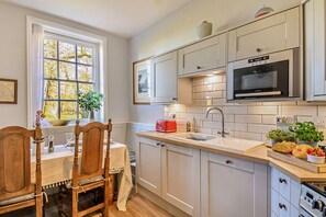 Ofen, Geschirrspüler, Kochgeschirr/Geschirr/Besteck