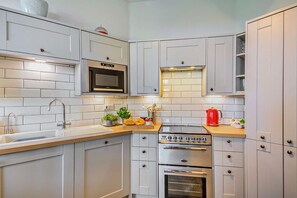 Ofen, Geschirrspüler, Kochgeschirr/Geschirr/Besteck