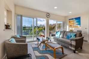 TV - 2 Bed in Aberdovey (oc-n30627) (Aberdovey)