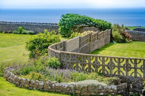 Property grounds - 3 Bed in Southerndown (oc-l10852) (Southerndown)