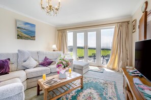 TV - 3 Bed in Southerndown (oc-l10852) (Southerndown)